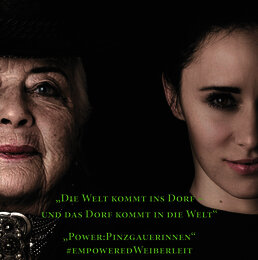 Buchcover „Die Welt kommt in das Dorf“. Daniela Spreitzhofer und Ingrid Lausenhammer (mit Tracht) aus Lofer, 2022. © Joachim Bergauer